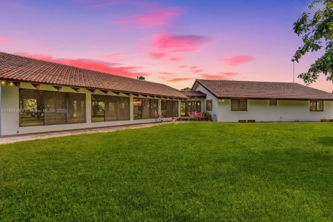 House in Miami, Florida 4 bedrooms, 399.11 sq.m. № 1977647 - photo 3