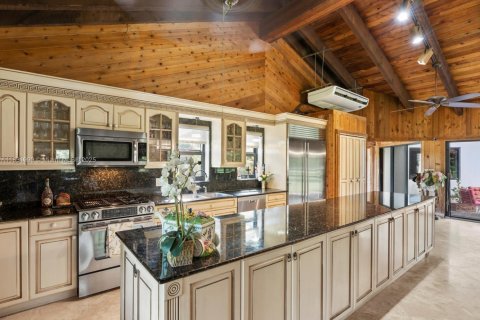 House in Miami, Florida 4 bedrooms, 399.11 sq.m. № 1977647 - photo 18