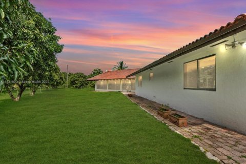 House in Miami, Florida 4 bedrooms, 399.11 sq.m. № 1977647 - photo 5