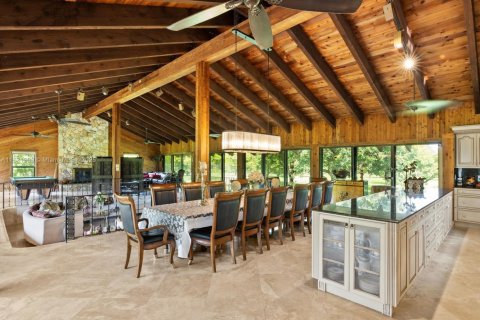 House in Miami, Florida 4 bedrooms, 399.11 sq.m. № 1977647 - photo 13