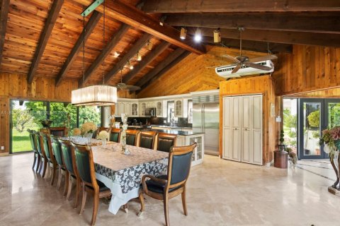 House in Miami, Florida 4 bedrooms, 399.11 sq.m. № 1977647 - photo 15