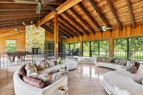 House in Miami, Florida 4 bedrooms, 399.11 sq.m. № 1977647 - photo 24