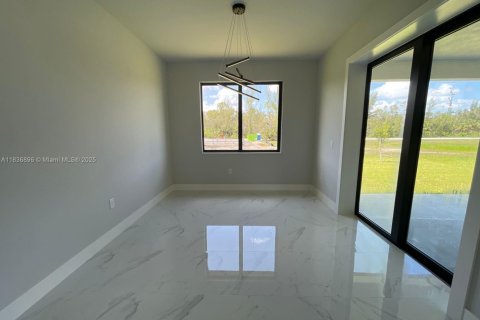 House in Cape Coral, Florida 3 bedrooms, 179.39 sq.m. № 2013036 - photo 8