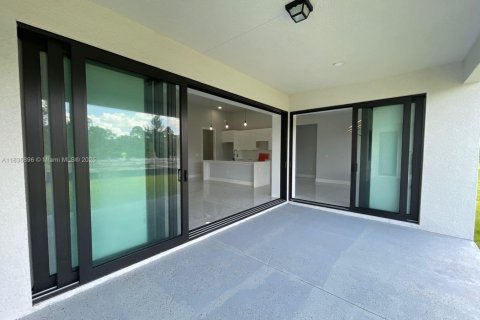 House in Cape Coral, Florida 3 bedrooms, 179.39 sq.m. № 2013036 - photo 13