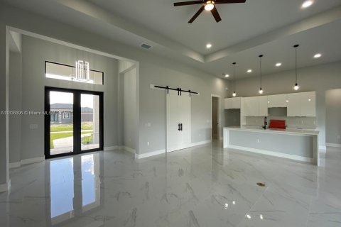 House in Cape Coral, Florida 3 bedrooms, 179.39 sq.m. № 2013036 - photo 4