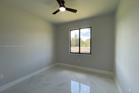 House in Cape Coral, Florida 3 bedrooms, 179.39 sq.m. № 2013036 - photo 11