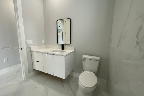 House in Cape Coral, Florida 3 bedrooms, 179.39 sq.m. № 2013036 - photo 12