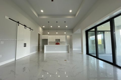 House in Cape Coral, Florida 3 bedrooms, 179.39 sq.m. № 2013036 - photo 6