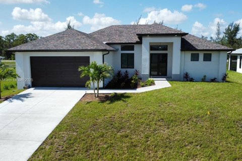 House in Cape Coral, Florida 3 bedrooms, 179.39 sq.m. № 2013036