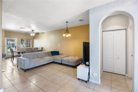 Touwnhouse à vendre à Homestead, Floride: 4 chambres, 171.87 m2 № 2170552 - photo 2