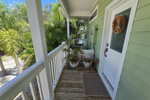 House in Treasure Island, Florida 3 bedrooms, 151.8 sq.m. № 1915353 - photo 4