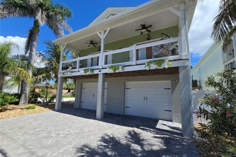 Casa en alquiler en Treasure Island, Florida, 3 dormitorios, 151.8 m2 № 1915353 - foto 1