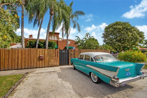 Villa ou maison à louer à Miami, Floride: 2 chambres, 246.19 m2 № 1997682 - photo 3