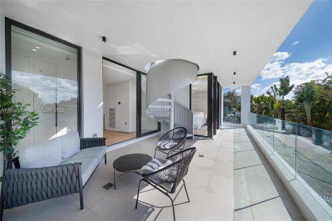 House in Miami Beach, Florida 5 bedrooms, 348.38 sq.m. № 2020070 - photo 21