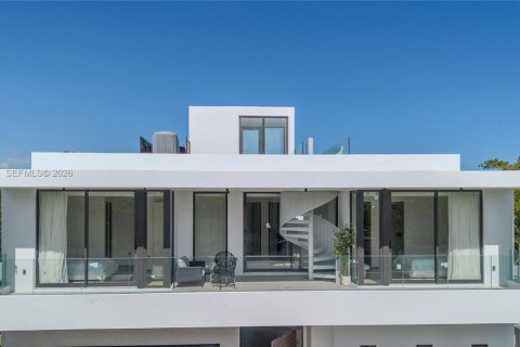House in Miami Beach, Florida 5 bedrooms, 348.38 sq.m. № 2020070 - photo 3