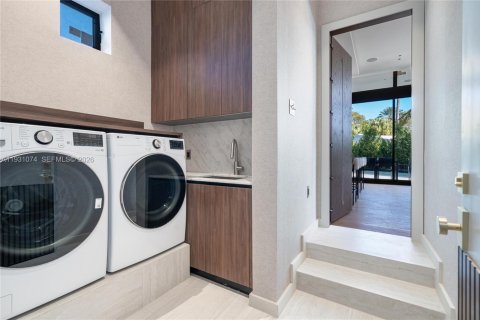 House in Miami Beach, Florida 5 bedrooms, 348.38 sq.m. № 2020070 - photo 27