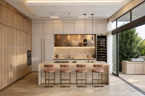 House in Miami Beach, Florida 5 bedrooms, 348.38 sq.m. № 2020070 - photo 5