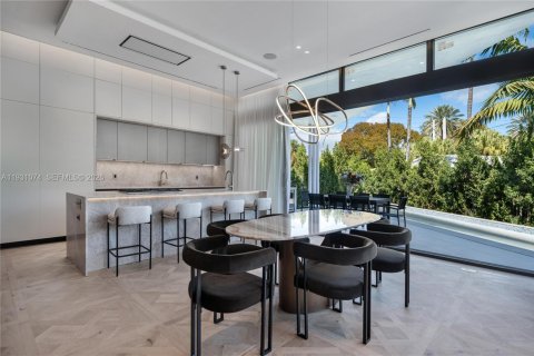 House in Miami Beach, Florida 5 bedrooms, 348.38 sq.m. № 2020070 - photo 16