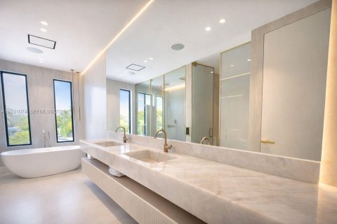 House in Miami Beach, Florida 5 bedrooms, 348.38 sq.m. № 2020070 - photo 7