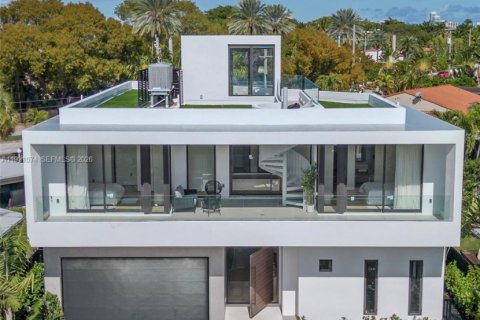 House in Miami Beach, Florida 5 bedrooms, 348.38 sq.m. № 2020070 - photo 2