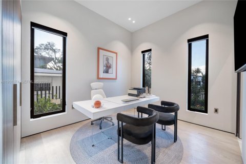 House in Miami Beach, Florida 5 bedrooms, 348.38 sq.m. № 2020070 - photo 22