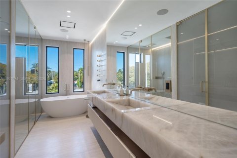 House in Miami Beach, Florida 5 bedrooms, 348.38 sq.m. № 2020070 - photo 28