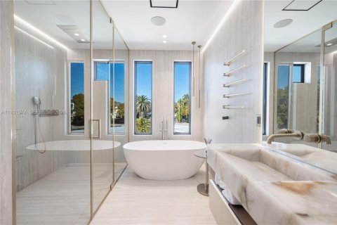 House in Miami Beach, Florida 5 bedrooms, 348.38 sq.m. № 2020070 - photo 29