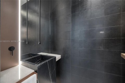 House in Miami Beach, Florida 5 bedrooms, 348.38 sq.m. № 2020070 - photo 25