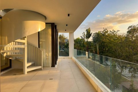 House in Miami Beach, Florida 5 bedrooms, 348.38 sq.m. № 2020070 - photo 12