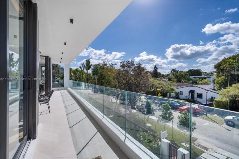 House in Miami Beach, Florida 5 bedrooms, 348.38 sq.m. № 2020070 - photo 20