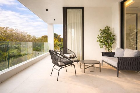 House in Miami Beach, Florida 5 bedrooms, 348.38 sq.m. № 2020070 - photo 13