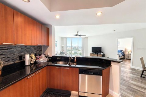 Condo in Daytona Beach, Florida, 2 bedrooms № 2107632 - photo 11