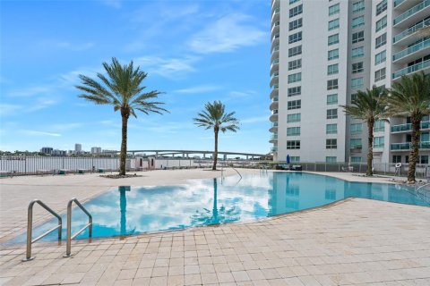 Condo in Daytona Beach, Florida, 2 bedrooms № 2107632 - photo 16