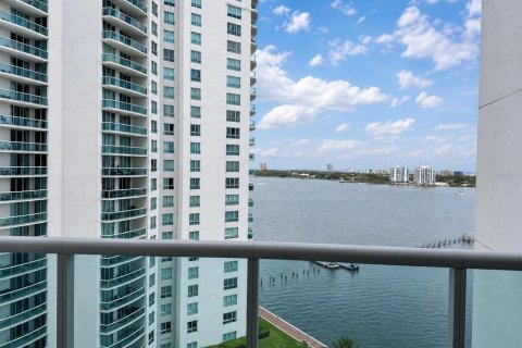 Condo in Daytona Beach, Florida, 2 bedrooms № 2107632 - photo 2