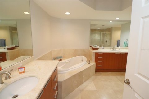 Condo in Daytona Beach, Florida, 2 bedrooms № 2107632 - photo 5