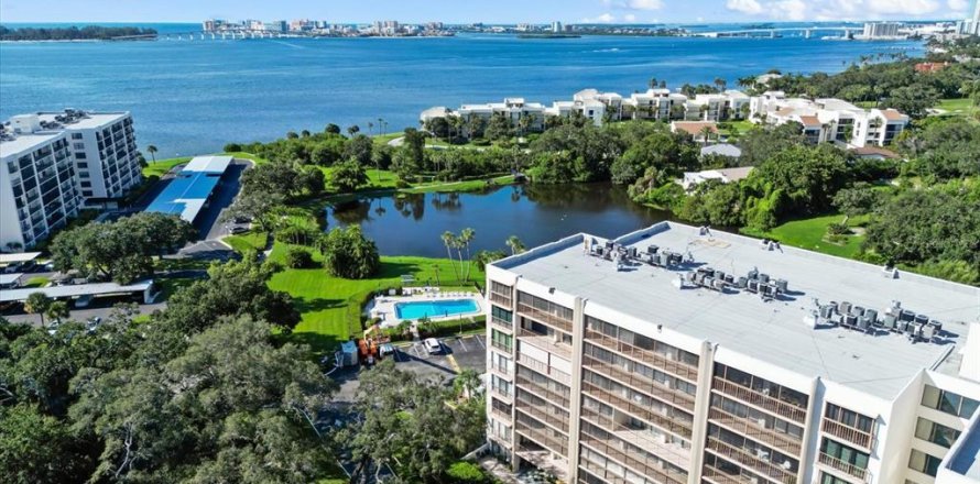 Condominio en Belleair, Florida, 2 dormitorios № 2229347