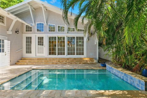 House in Saint Pete Beach, Florida 2 bedrooms, 198.35 sq.m. № 1782240 - photo 3