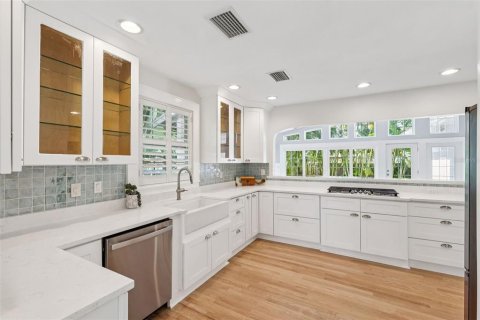 House in Saint Pete Beach, Florida 2 bedrooms, 198.35 sq.m. № 1782240 - photo 7