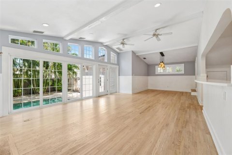 House in Saint Pete Beach, Florida 2 bedrooms, 198.35 sq.m. № 1782240 - photo 13