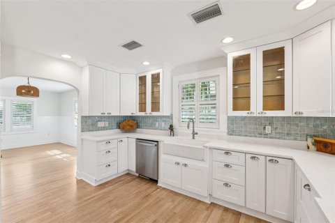 House in Saint Pete Beach, Florida 2 bedrooms, 198.35 sq.m. № 1782240 - photo 9
