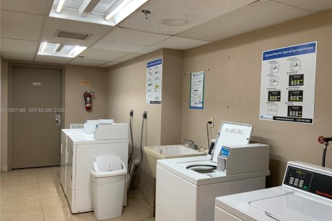 Condo in North Miami, Florida, 2 bedrooms  № 2020798 - photo 23