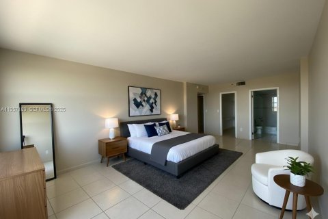 Condo in North Miami, Florida, 2 bedrooms  № 2020798 - photo 27