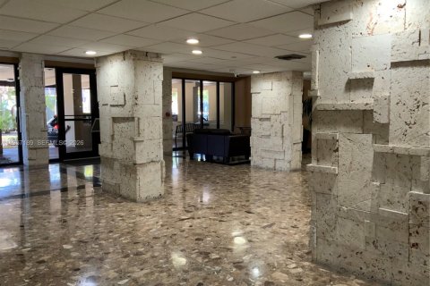 Condo in North Miami, Florida, 2 bedrooms  № 2020798 - photo 26
