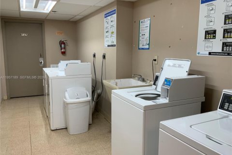 Condo in North Miami, Florida, 2 bedrooms  № 2020798 - photo 24