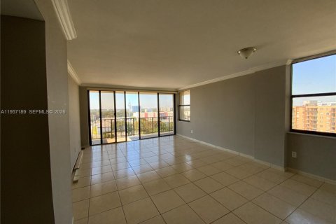Condominio en alquiler en North Miami, Florida, 2 dormitorios, 117.06 m2 № 2020798 - foto 12