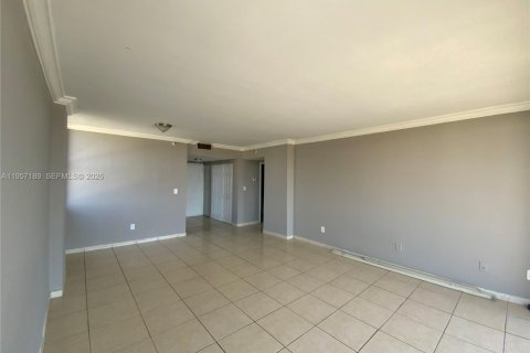 Condominio en alquiler en North Miami, Florida, 2 dormitorios, 117.06 m2 № 2020798 - foto 1