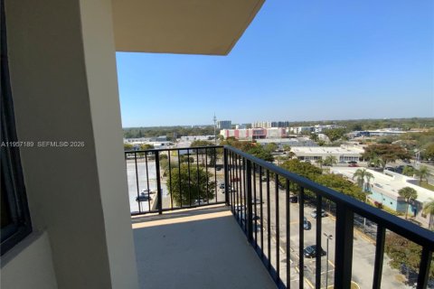 Condo in North Miami, Florida, 2 bedrooms  № 2020798 - photo 25