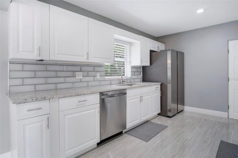 Propiedad comercial en venta en Clermont, Florida, 7 dormitorios, 198.25 m2 № 2092062 - foto 4