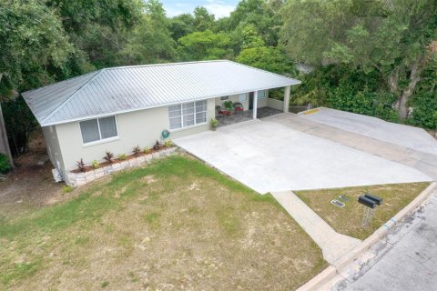 Commercial property in Clermont, Florida 7 bedrooms, 198.25 sq.m. № 2092062