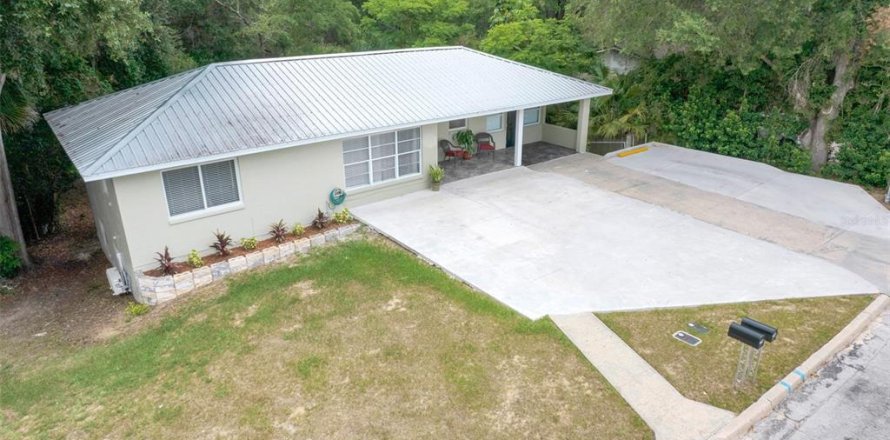 Propiedad comercial en Clermont, Florida 7 dormitorios, 198.25 m2 № 2092062